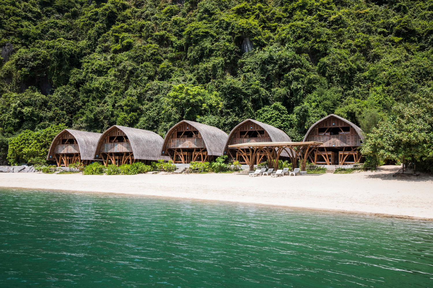 Sürdürülebilir glamping tesisi bambu kulübelerden oluşuyor