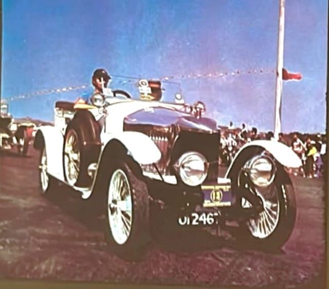 Ralliye katılan antika otomobillerden biri