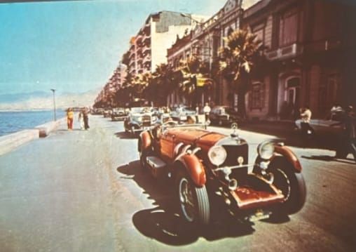 Antika otomobiller İzmir Limanı'na geldiğinde, arka planda Truva feribotu