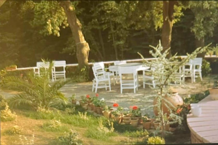 Zekeriyaköy'de bahçe ve oturma alanlarından biri