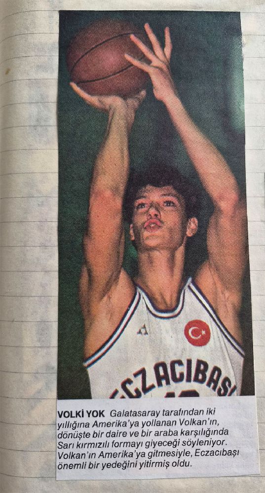Volkan Özal Eczacıbaşı formasıyla basketbol topunu şuta kaldırırken