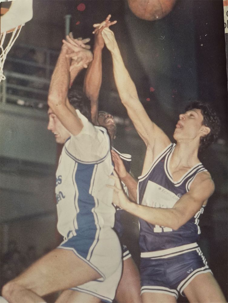 Profesyonel basketbol maçından renkli aksiyon fotoğrafı