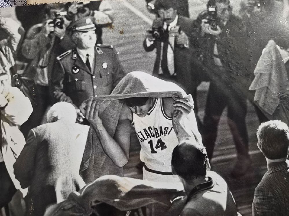 Eczacıbaşı basketbol döneminden siyah beyaz arşiv fotoğrafı