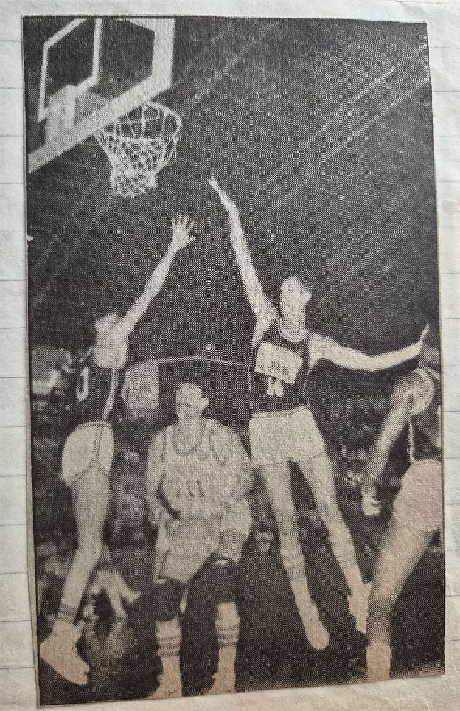 Eski bir basketbol maçında pota altı mücadelesi
