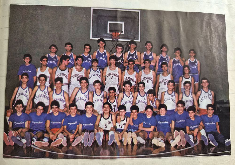 Eczacıbaşı basketbol takımının genç oyuncularıyla çekilmiş takım fotoğrafı
