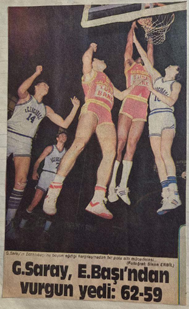 Galatasaray ve Eczacıbaşı basketbol maçına ait gazete kupürü