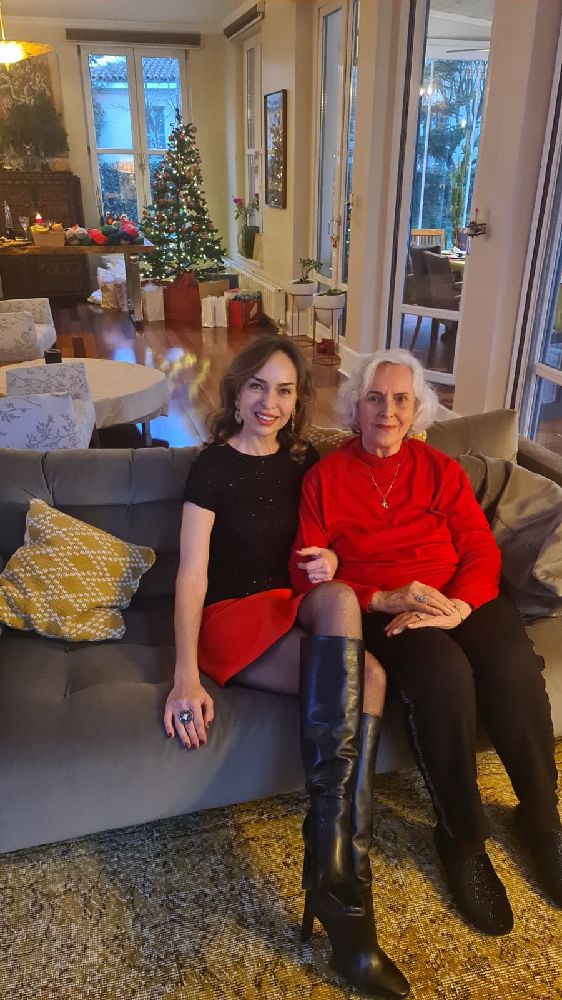 Ebru Şinik ve annesi birlikte otururken