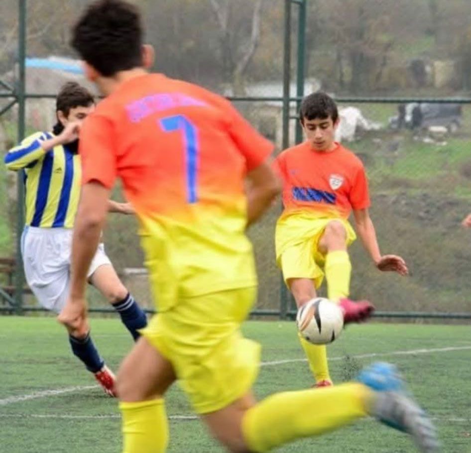 Hazar Balkır çocukluk yıllarında İstanbul'da futbol maçında