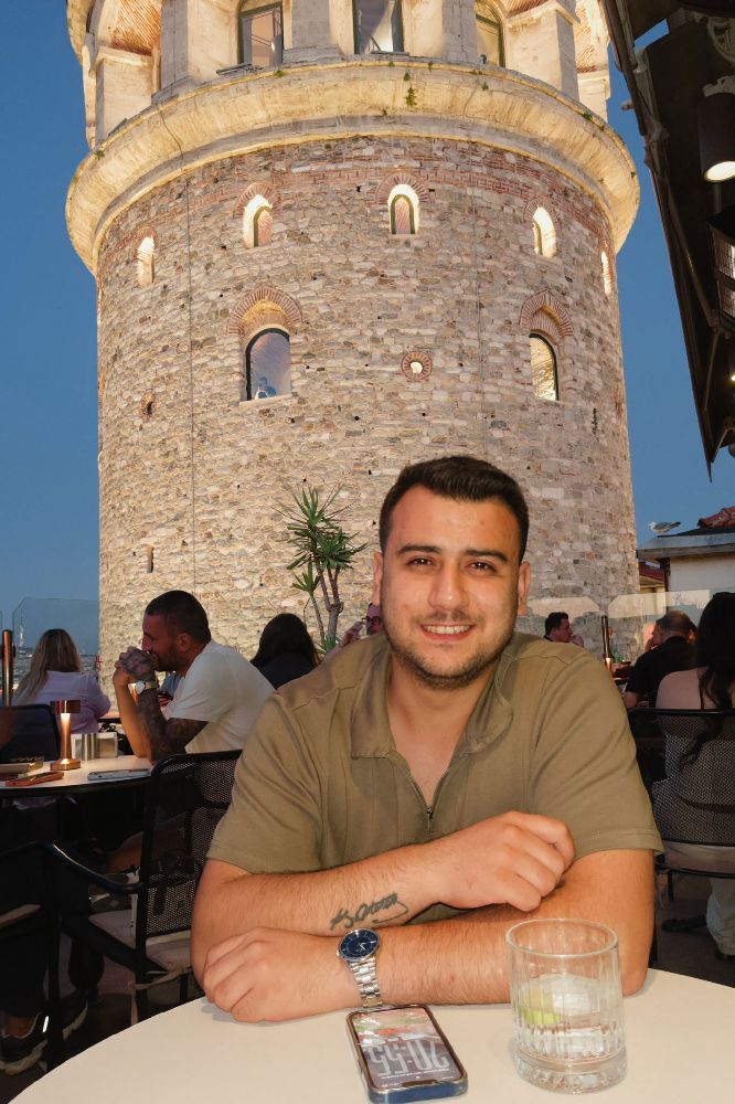 Hazar Balkır İstanbul Galata Kulesi önünde
