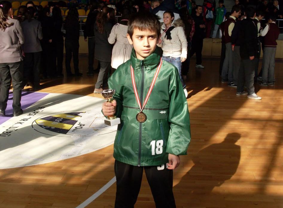 Hazar Balkır ilkokul yıllarında spor müsabakasında madalya ve kupasıyla