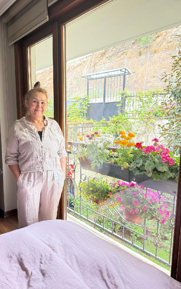 Annenin pencerenin yanında oturduğu an