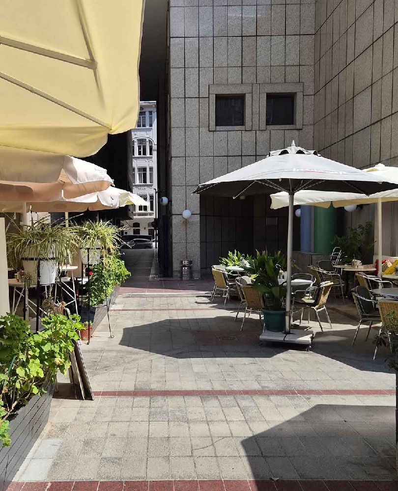 İş Bankası Reasürans Merkezi çarşı bölümü ve La Via Cafe