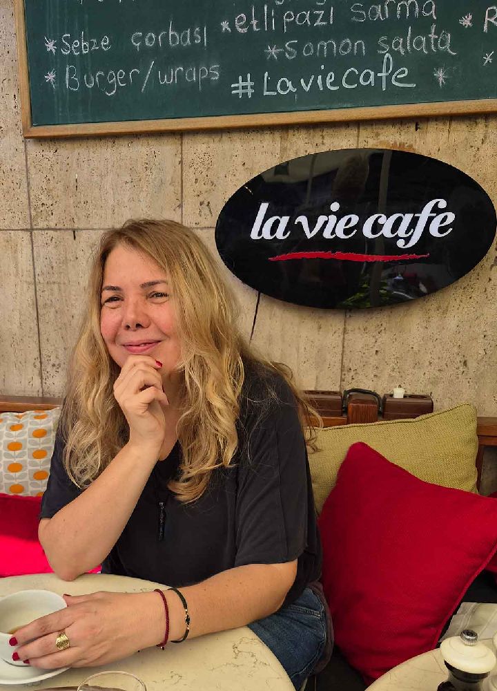 La Via Cafe’de humanistanbul’un ilk hikâyesini yazarken Ayşe Karahasan